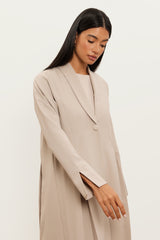 Sara in Beige