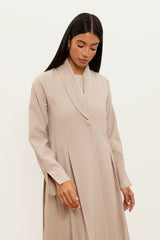 Sara in Beige
