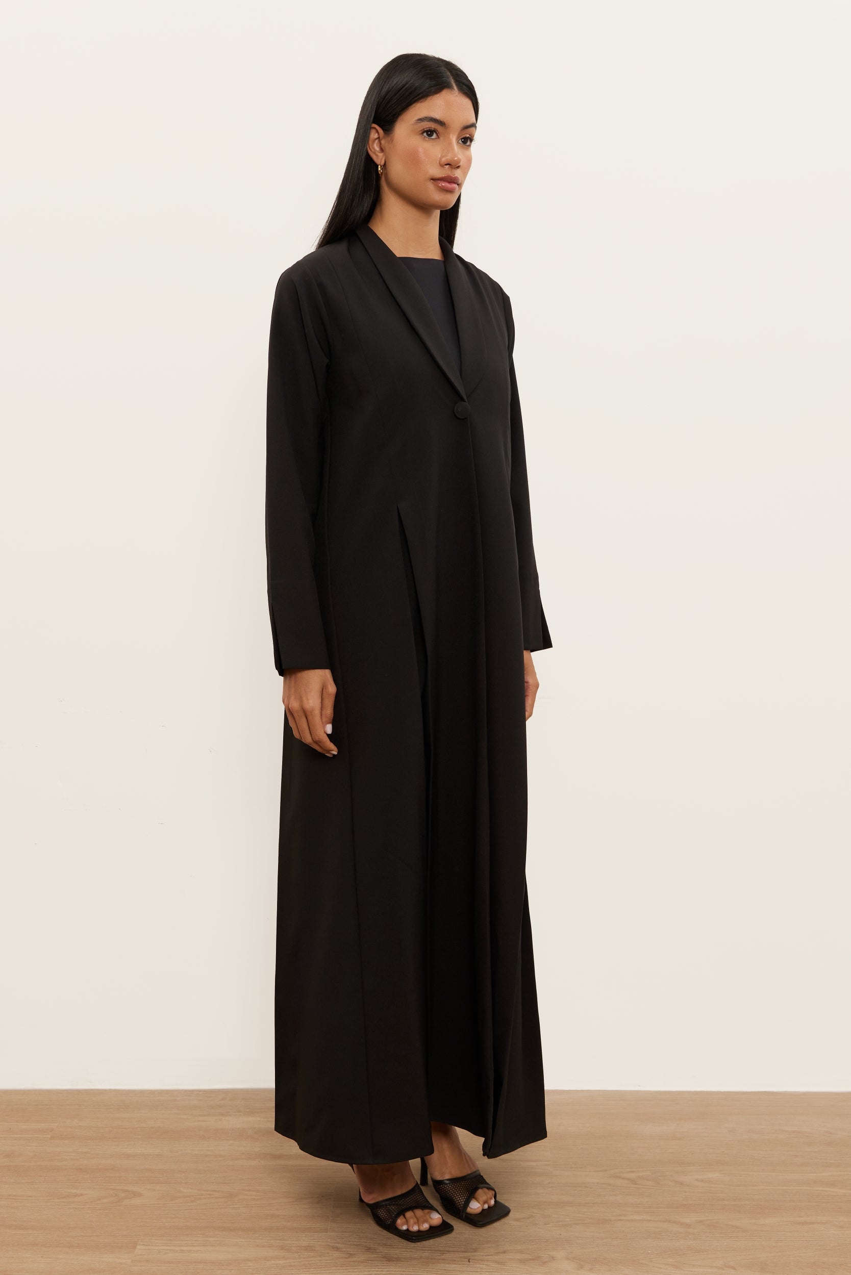 Sara in Black